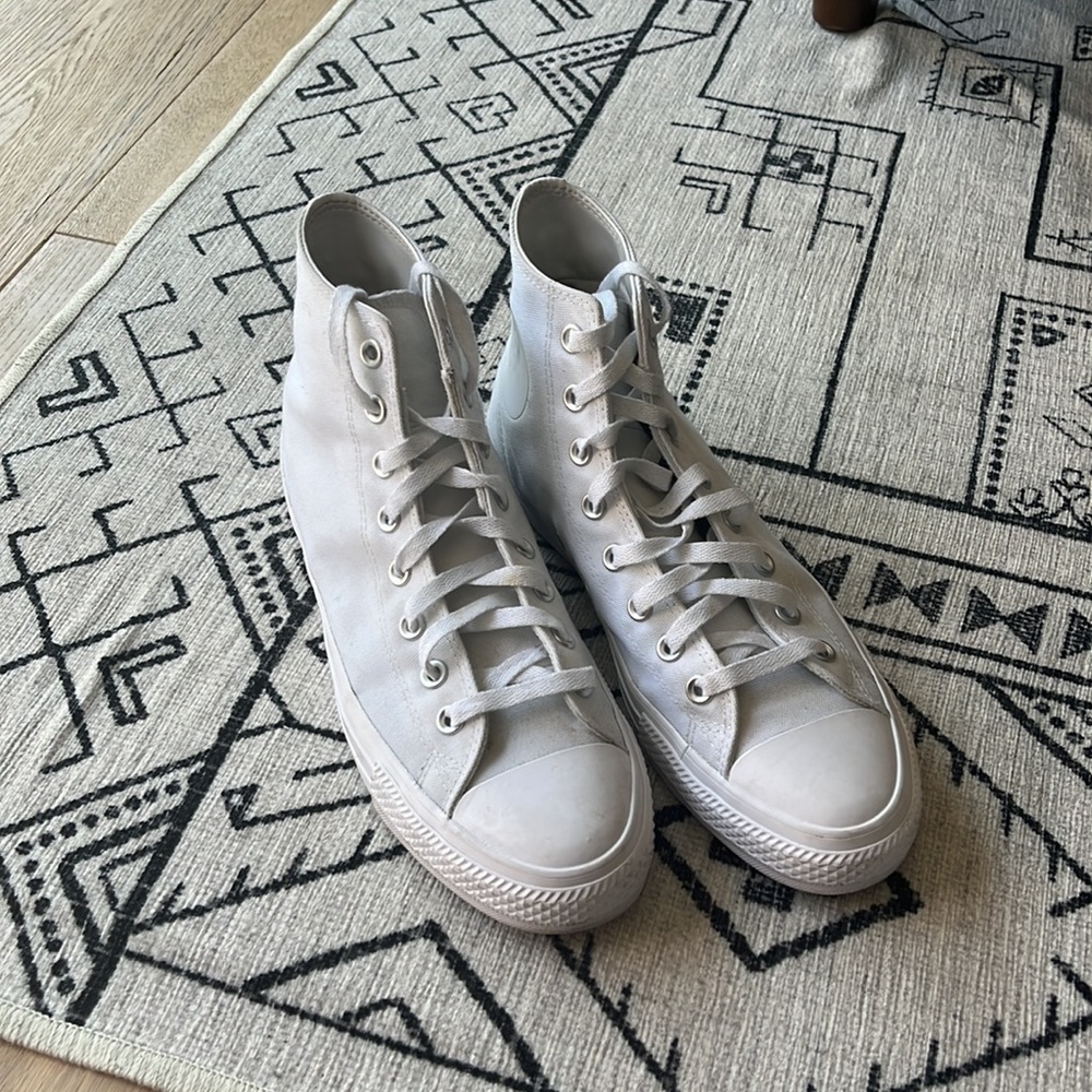 White Converse All Star High Top
Unisex Shoe (Men’s 8.5/ Women’s 10.5)